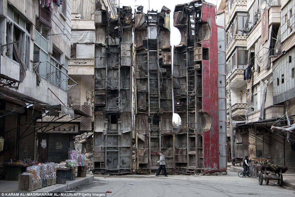 26A4C41600000578-2997773-Bus_barricade_Three_single_decker_buses_can_be_seen_turned_uprig-a-17_1426556034839.jpg